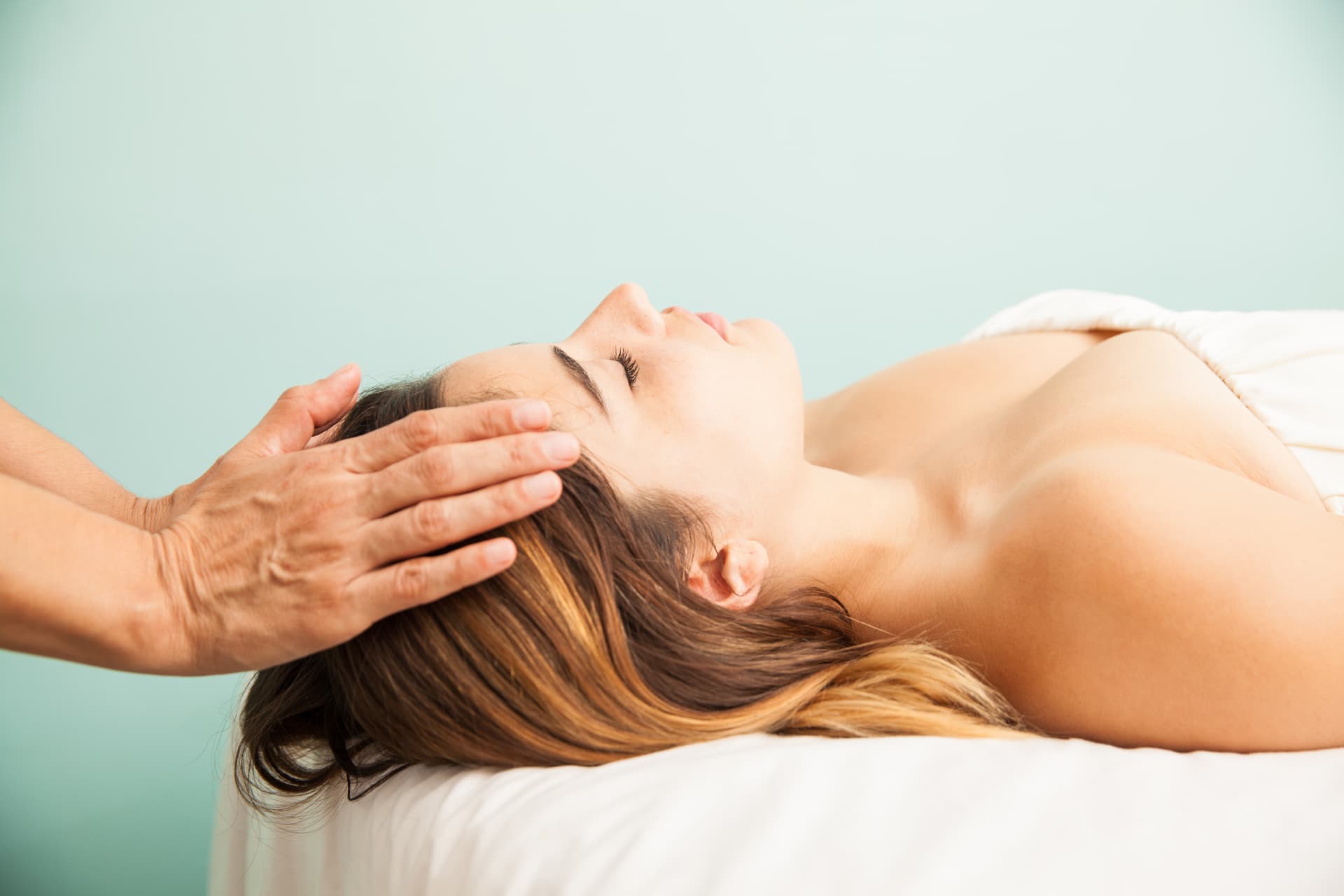Practician care desfășoară o ședință de terapie Reiki