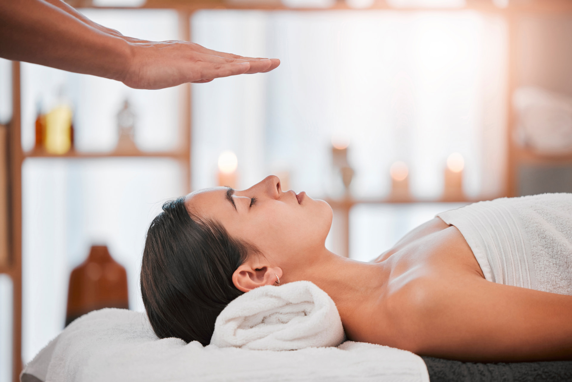 Persoană relaxată în timpul unei ședințe Reiki